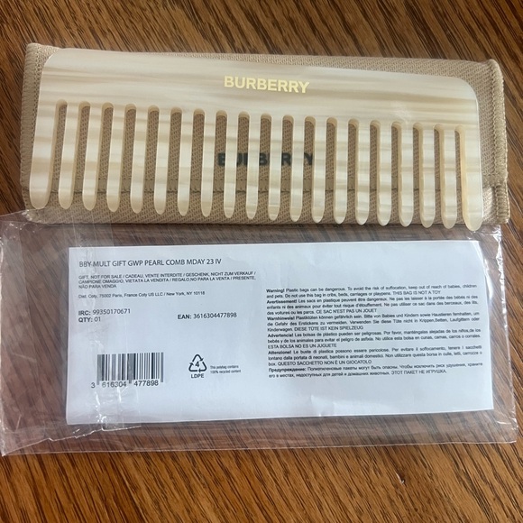 Limited edition Burberry pearl comb and case. - Picture 2 of 3